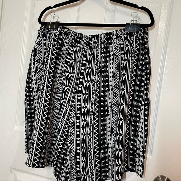 NWT high waist pull on shorts. 24w - Picture 2 of 9